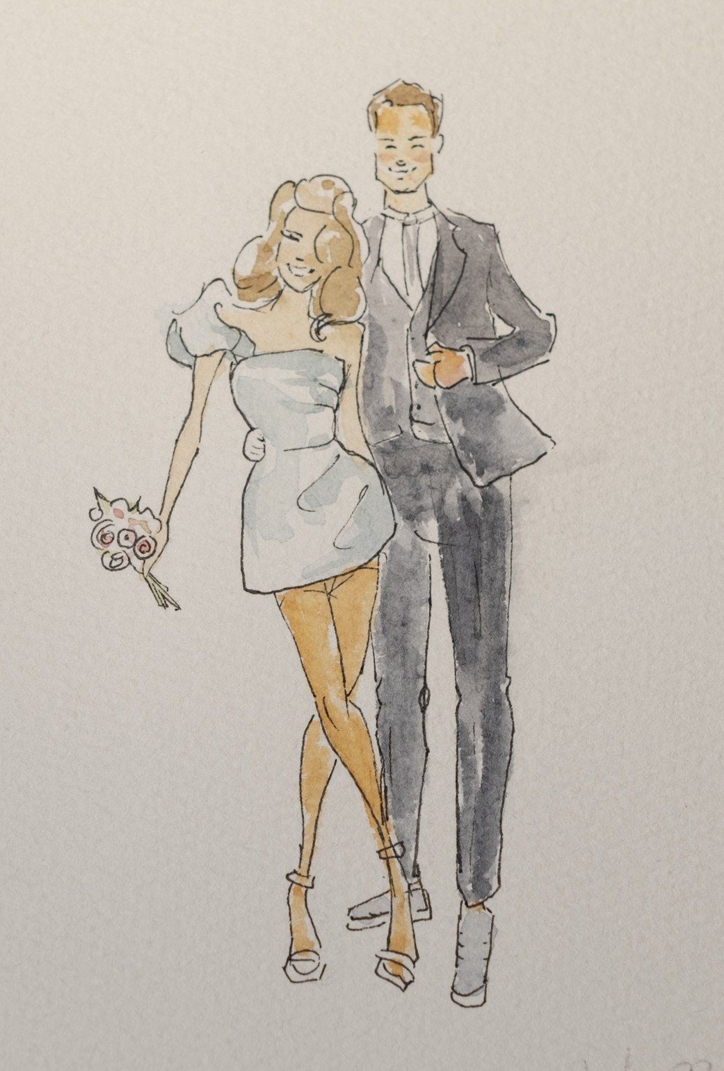 Portrait de couple à l’encre et à l’aquarelle : une femme en robe courte bleu pâle tenant un bouquet de roses, un homme en costume trois pièces gris.